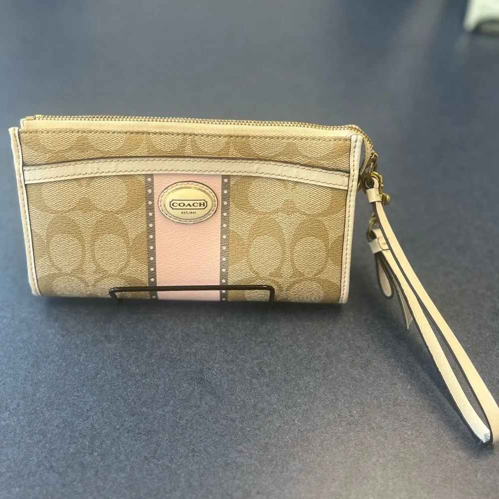 COACH CHELSEA HERITAGE STRIPE WRISTLET - Picture 3 of 11